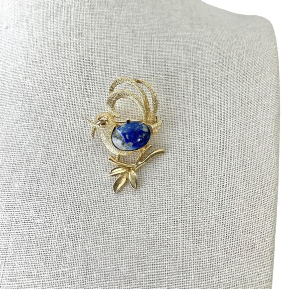Vintage Bird Brooch Blue Stone Cabochon Textured Gold Tone Swirl Tail 2 Inch - Picture 4 of 11